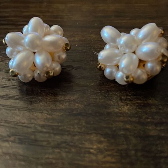 VNT Baroque Faux  Pearls Clip on Earrings/ Excellent - Picture 2 of 4